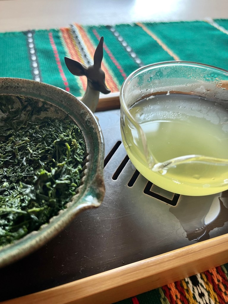 Close-up of gyokuro leaf in the shiboridashi, and liquor in the gong dao bei